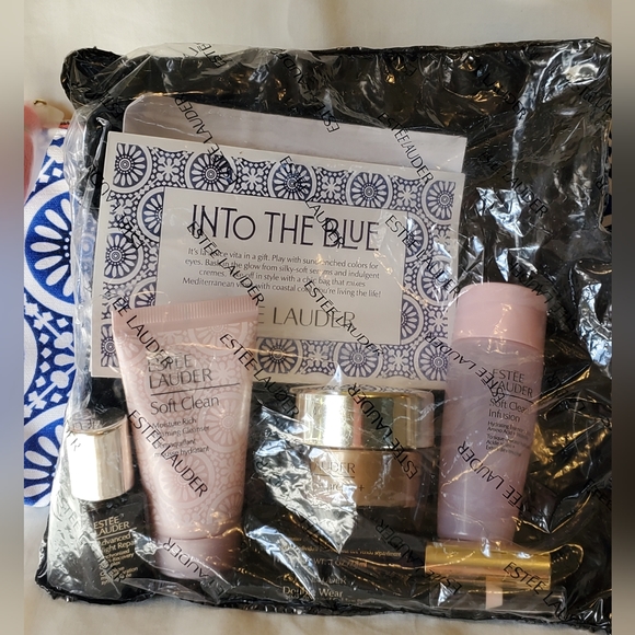 New Estée Lauder Supreme + Eye Makeup Kit Makeup Bag New Sealed - Picture 2 of 5